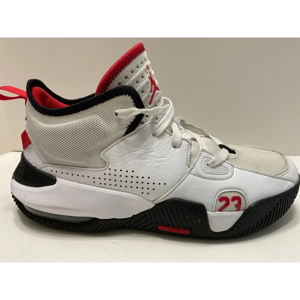 Jordan Max Aura 5 Mens White University Red Black Sneakers DQ8401-106 Size 8.5